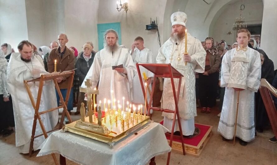 Епископ Петр совершил Божественную литургию и панихиду в Троицкую родительскую субботу