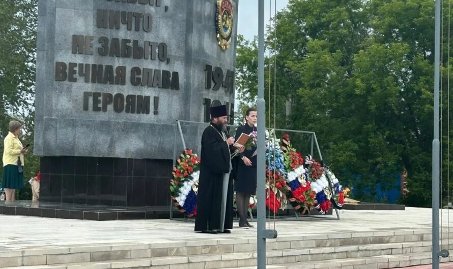 Благочинный Архангельского церковного округа принял участие в митинге посвящённом Дню памяти и скорби