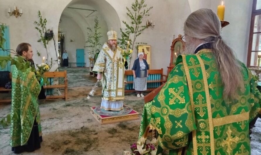 В канун празднования Владимирской иконе Божией Матери епископ Петр совершил вечернее богослужение в Никольском кафедральном соборе