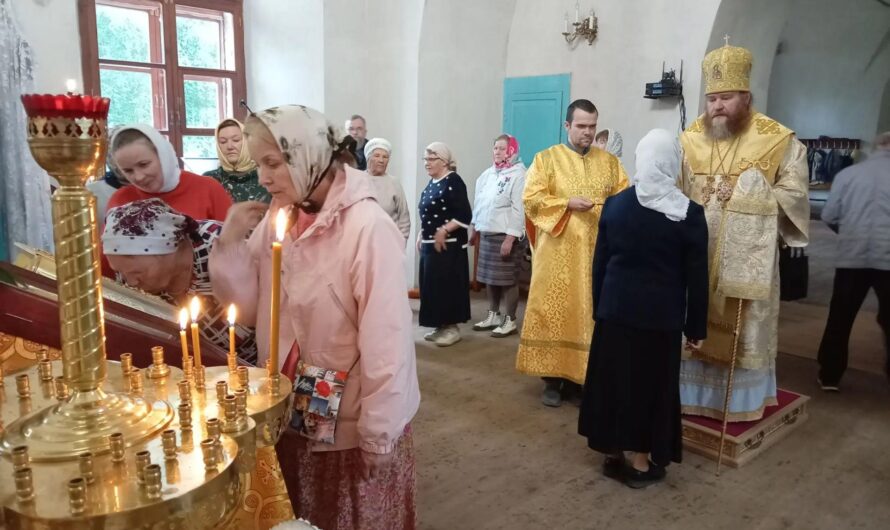 Епископ Петр совершил воскресное всенощное бдение накануне Недели 4-й по Пятидесятнице в Никольском кафедральном соборе г. Кудымкара