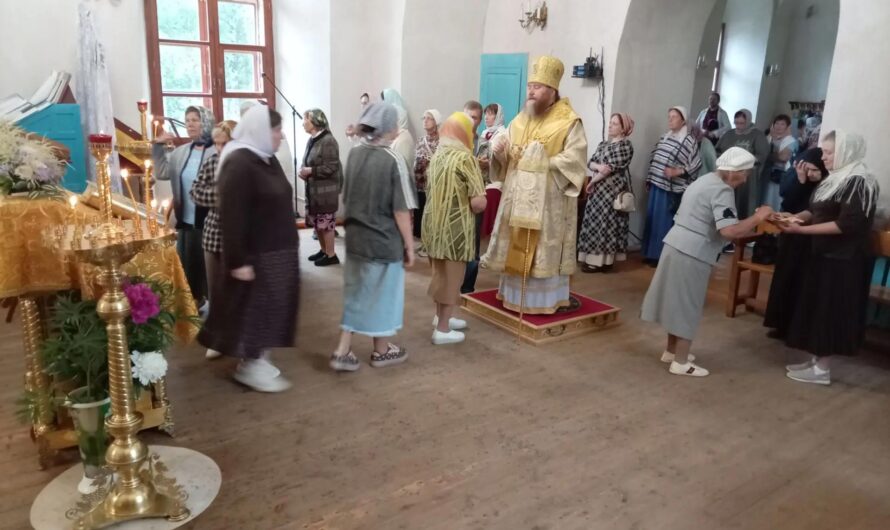 В канун 3-й Недели по Пятидесятнице, епископ Петр совершил Всенощное бдение в Никольском кафедральном соборе Кудымкара