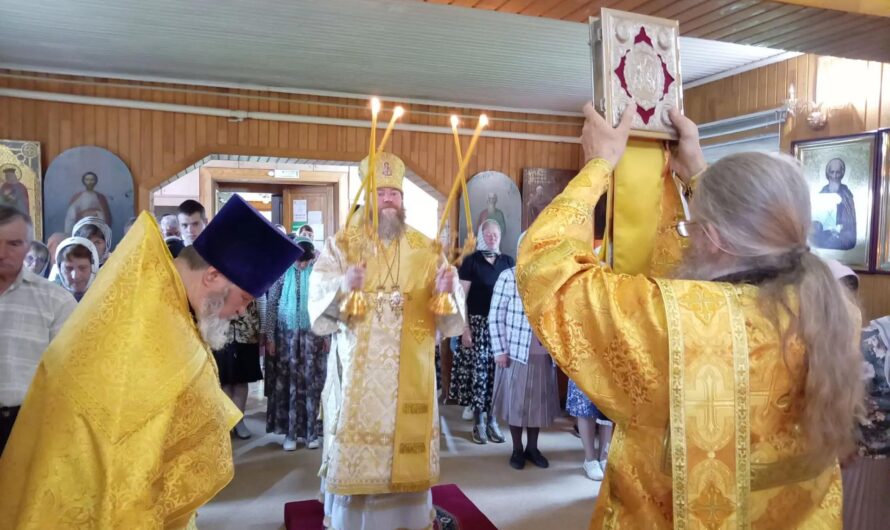 В Неделю третью по Пятидесятнице, епископ Петр совершил Божественную литургию в Никольском храме села Кочёво