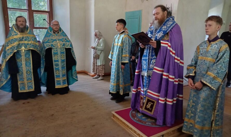 Епископ Петр совершил акафистное пение Пресвятой Богородице