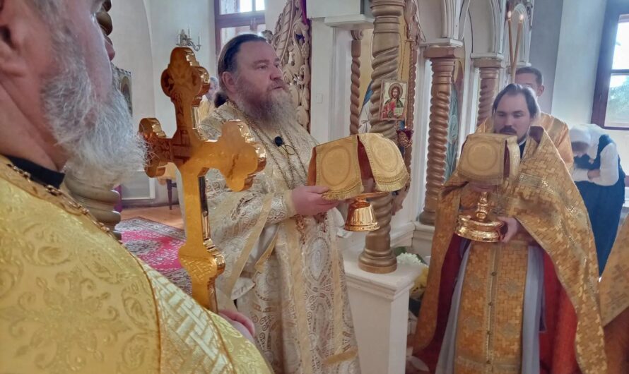 В день памяти мученицы Акилины, епископ Петр отмечающий в этот день 53 -летие со дня рождения, совершил Божественную литургию в Никольском кафедральном соборе г. Кудымкара