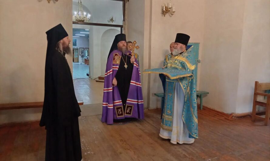 В день празднования иконы Божией Матери, именуемой «Досто́йно есть», епископ Петр совершил Божественную литургию в Никольском кафедральном соборе г. Кудымкара
