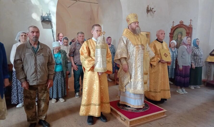 В Неделю 2-ю по Пятидесятнице, Всех святых, в земле Русской просиявших, епископ Петр совершил Божественную литургию в Никольском кафедральном соборе г. Кудымкара