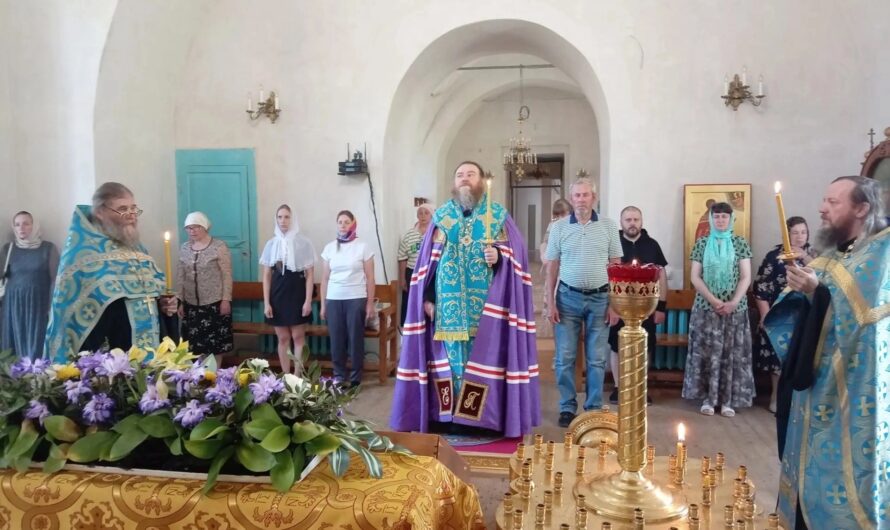 Епископ Петр совершил молебное пение акафиста Пресвятой Богородице, в Никольском кафедральном соборе г. Кудымкара