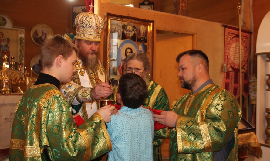D отдание праздника Пятидесятницы, блаженной Ксении Петербургской, епископ Петр совершил Божественную литургию в храме в честь священномученика Власия, епископа Севастийского с. Белоево