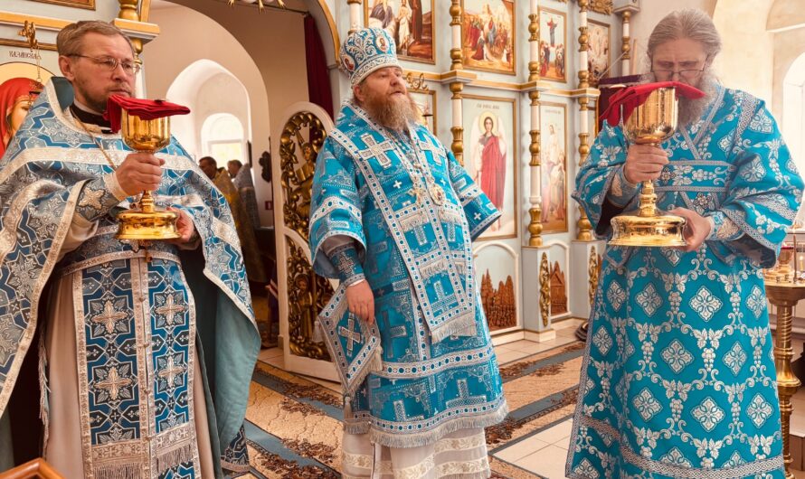 В 341-летие Явления Пресвятой Богородицы на Обвинской земле, епископ Петр совершил Божественную литургию в Успенском храме Архиерейского подворья с. Обвинск