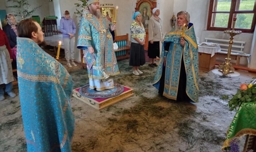 В канун празднования Явления Пресвятой Богородицы на Обвинской земле, епископ Петр совершил полиелейное богослужение в Никольском кафедральном соборе