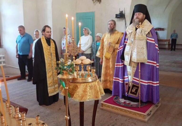 В канун Недели 2-й по Пятидесятнице, Всех святых, в земле Русской просиявших, епископ Петр совершил Всенощное бдение в Никольском кафедральном соборе г. Кудымкара