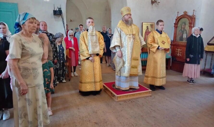 В Неделю 5-ю по Пятидесятнице, епископ Петр совершил Божественную литургию в Никольском кафедральном соборе г. Кудымкара
