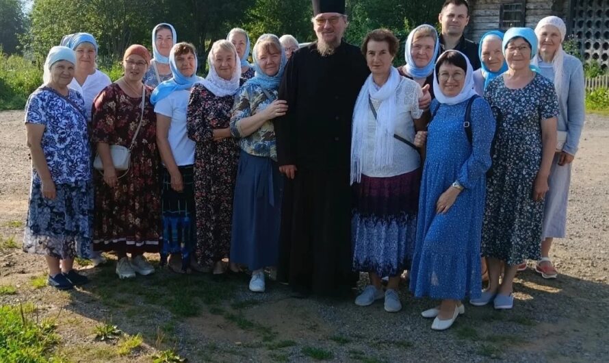 Все упование наше на Тя возлагаем, Матии Божия, сохрани нас под крóвом Твоим