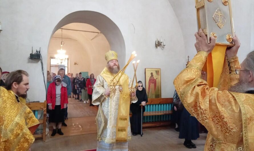 В Неделю 4-ю по Пятидесятнице, епископ Петр совершил Божественную литургию в Никольском кафедральном соборе г. Кудымкара
