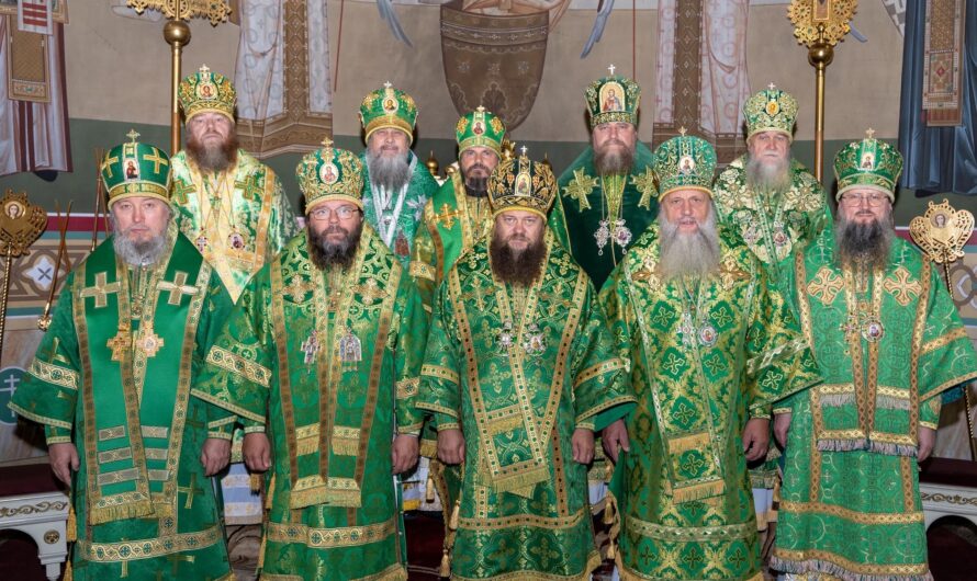 Епископ Петр сослужил сомну архиереев за Божественной литургией в Стефановском кафедральном соборе г. Сыктывкара