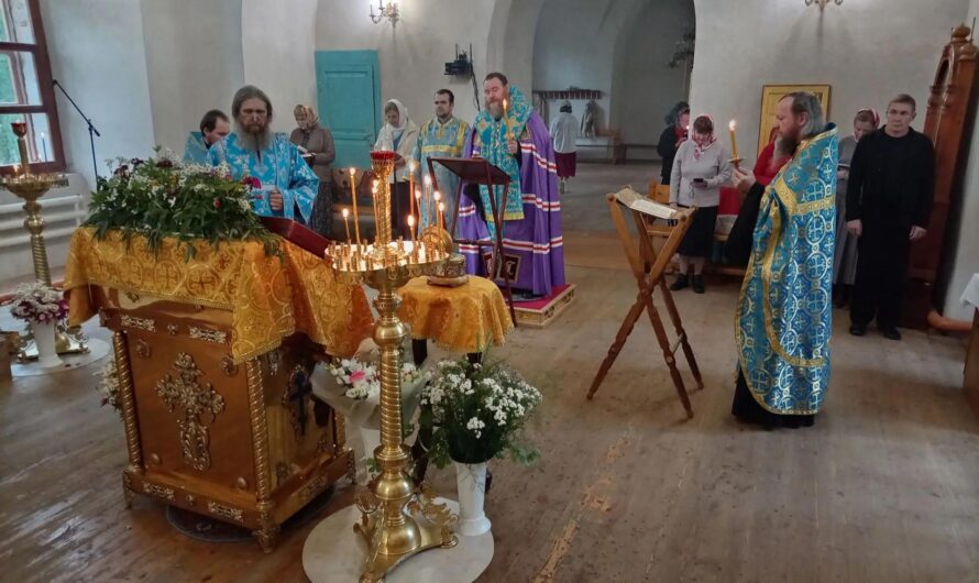 Епископ Петр совершил пение акафиста Пресвятой Богородице
