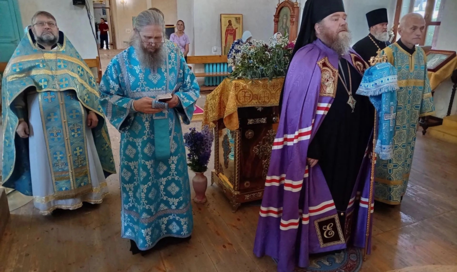 В день празднования Тихвинской иконы Божией Матери, епископ Петр совершил Божественную литургию в Никольском кафедральном соборе г. Кудымкара