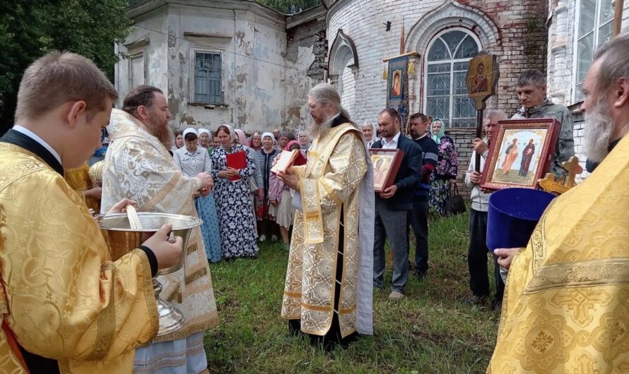 В день памяти апостолов Петра и Павла, епископ Петр совершил праздничную Божественную литургию в церкви поселка Павловском Очерского городского округа.