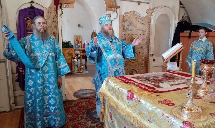 В день празднования Владимирской иконы Пресвятой Богородицы, епископ Петр совершил утреню и Божественную литургию в Никольском кафедральном соборе г. Кудымкара