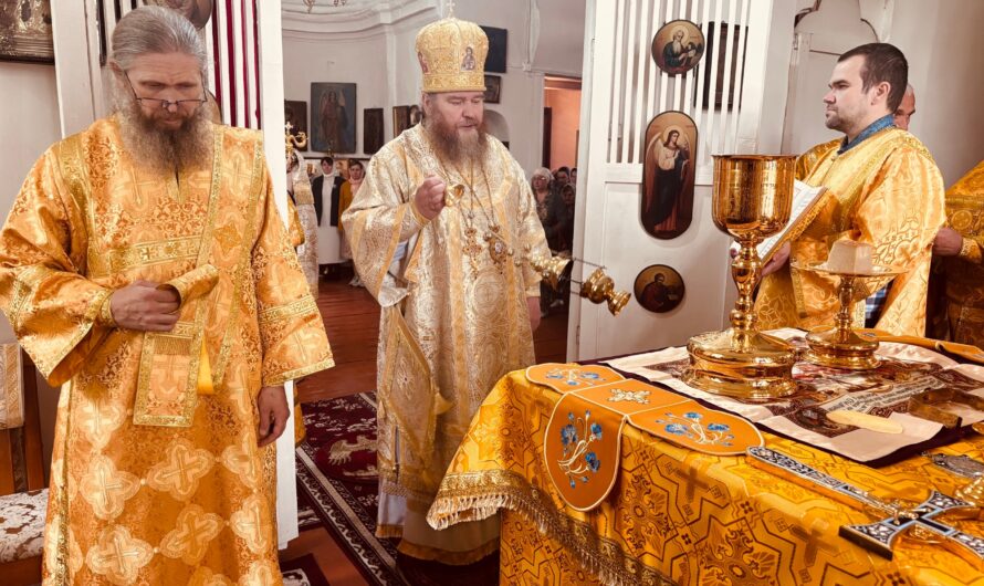 В день памяти святителя Тихона, епископа Амафунтского, епископ Петр совершил Божественную литургию в Тихоновском храме села Карагай