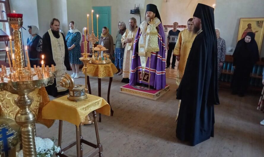 В канун праздника Рождества честного славного Пророка, Предтечи и Крестителя Господня Иоанна, епископ Петр совершил всенощное бдение в Никольском кафедральном соборе г. Кудымкара