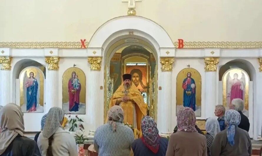 Божественная литургия и освящение мёда нового сезона совершили в Оханске