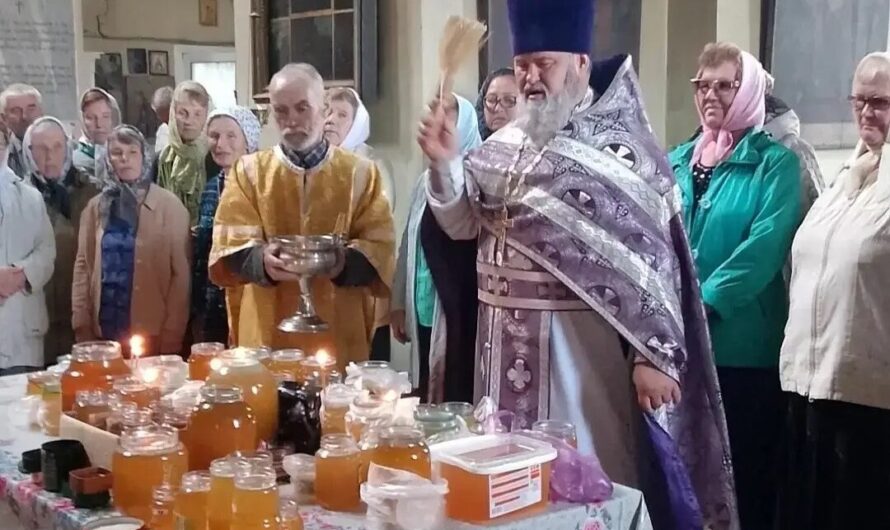 Божественная литургия и освящение мёда нового урожая в п. Пожва