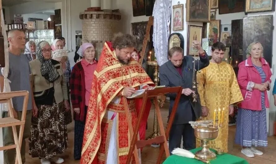 В Алексеевском храме с. Ёгва отметили праздник Происхождения Честных Древ Животворящего Креста Господня и Медовый Спас