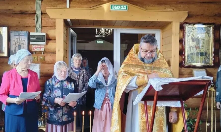 В с. Верх-Иньва совершили чин освящения нового урожая мёда