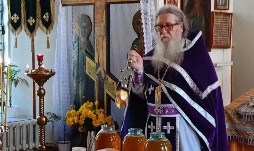 В селе Коса совершили Литургию и освятил мёд нового урожая