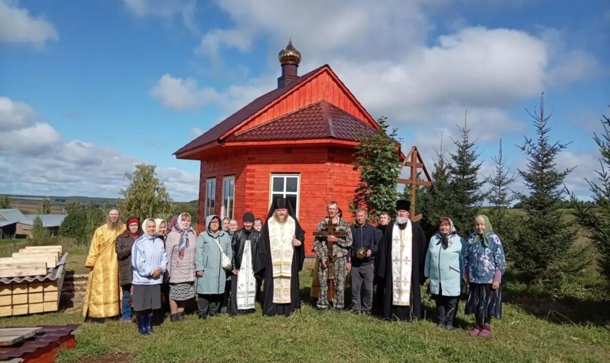 В деревне Почашер Юсьвинского округа состоялось водружение креста на куполе новостроящегося храма