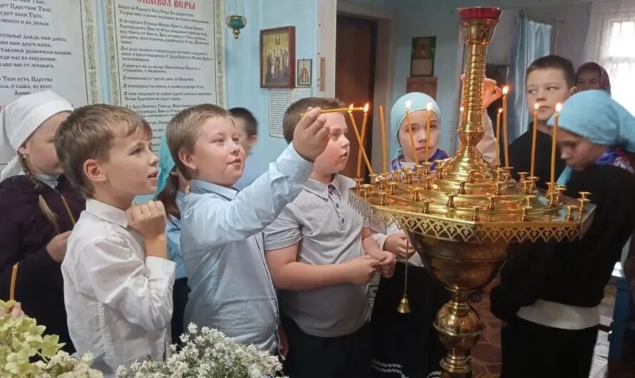 Школьники п. Усть-Чёрная посетили родной храм
