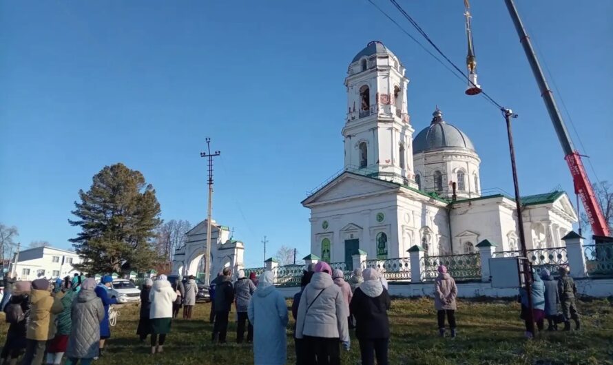 В п. Пожва Юсьвинского округа состоялось водружение крестов на Свято-Троицкий храм