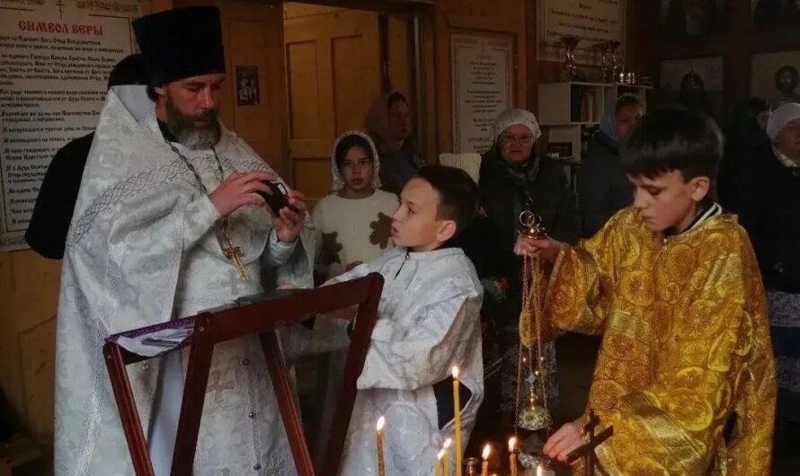 Жители села Белоево пришли помянуть своих родных и близких в Покровскую родительскую субботу